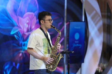 Chàng trai tự kỷ chơi được 5 nhạc cụ, sáng tác nhạc