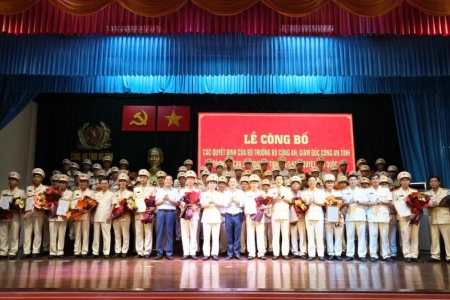 Công bố quyết định bổ nhiệm trưởng công an 69 xã mới ở Hà Tĩnh