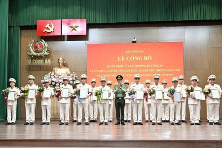 Bộ trưởng Bộ Công an trao quyết định cho 34 giám đốc công an các tỉnh, thành