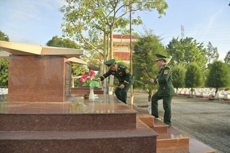 Viếng nghĩa trang anh hùng Liệt sỹ