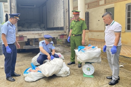 Lạng Sơn liên tiếp phát hiện các vụ vận chuyển móng giò lợn không rõ nguồn gốc, tổng cộng 2,5 tấn bị thu giữ