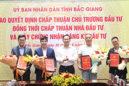 Bắc Ninh: Trao 4 quyết định chấp thuận chủ trương đầu tư và giấy chứng nhận đầu tư