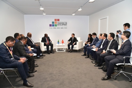 Phó Thủ tướng Hồ Đức Phớc gặp Phó Tổng thống Tanzania Philip Isdor Mpango