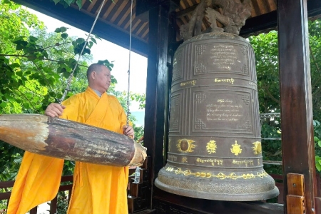 Đà Nẵng: Phật tử đổ về các ngôi chùa chứng kiến nghi thức thỉnh chuông, cầu nguyện Quốc thái dân an