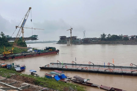 Phú Thọ tạm dừng vận hành phà quân sự qua khu vực cầu Phong Châu