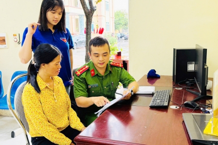 Công an Bắc Ninh ra quân hướng dẫn, giải quyết thủ tục hành chính cho người dân