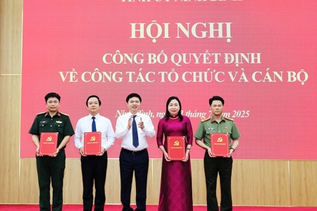 Ninh Bình công bố các quyết định tổ chức bộ máy và cán bộ sau hợp nhất