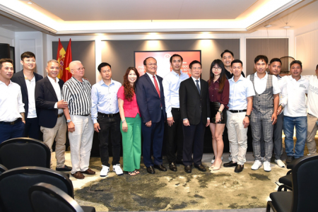 Phó Thủ tướng Hồ Đức Phớc gặp gỡ cán bộ, nhân viên Đại sứ quán và cộng đồng người Việt tại Tây Ban Nha