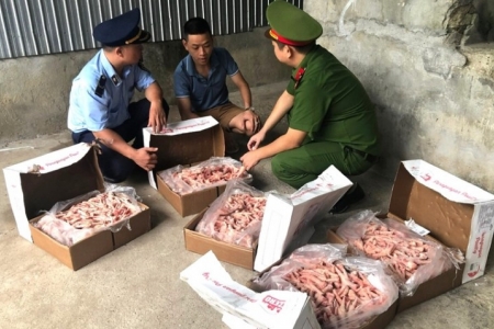 Huế: Tiêu huỷ 1 tấn chân gà đông lạnh mua trôi nổi trên mạng xã hội