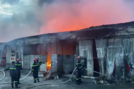 Huy động gần 200 cán bộ chiến sĩ dập đám cháy lớn tại TP. Hồ Chí Minh