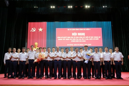 Vùng Cảnh sát Biển 4 công bố quyết định thành lập và giao nhiệm vụ cho Khung tàu CSB – 4040
