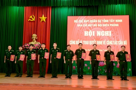 Bộ đội Biên phòng Tây Ninh trao quyết định công tác cán bộ