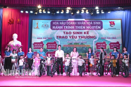 Chung tay vì tương lai: 40 học sinh khó khăn Ninh Bình nhận xe đạp từ đoàn Hoa hậu Doanh nhân