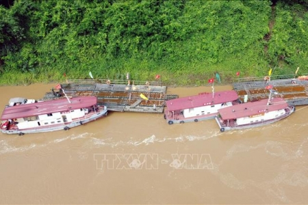 Vận hành lại phà quân sự ở khu vực cầu Phong Châu