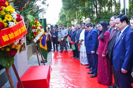 Thủ tướng Phạm Minh Chính dâng hoa tưởng niệm Chủ tịch Hồ Chí Minh tại Rio de Janeiro