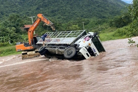 Ô tô bị lật ở Nghệ An khi cố đi qua dòng nước dữ