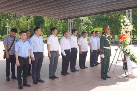 Phó Thủ tướng Nguyễn Chí Dũng dâng hương tưởng niệm các anh hùng liệt sĩ tại Quảng Trị