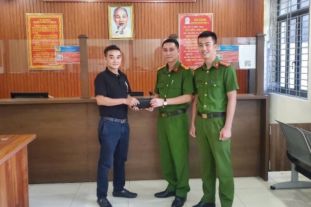 Công an Hải Phòng kịp thời tìm, trao trả 7.000 USD cùng 12 triệu đồng cho người dân đánh rơi
