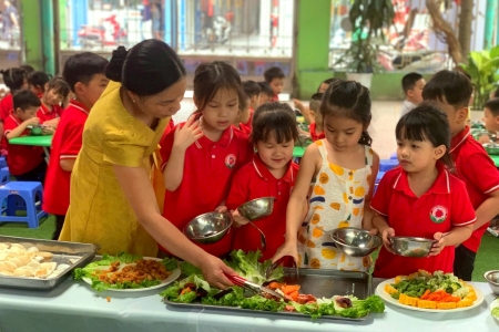 Dự kiến, khoảng 768.000 học sinh tiểu học tại Hà Nội sẽ được hỗ trợ suất ăn bán trú năm học 2025 – 2026