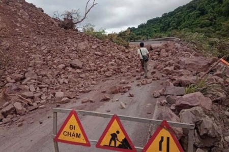 Đất đá sạt lở tràn xuống Quốc lộ 15D, đường lên cửa khẩu quốc tế La Lay tê liệt