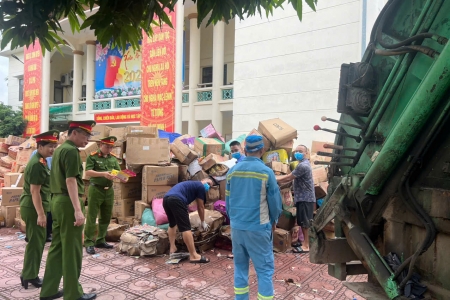 Hà Nội tiêu hủy 25 tấn bánh kẹo, thực phẩm bẩn ở làng nghề La Phù