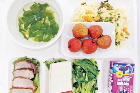 Nhiều doanh nghiệp ở Bắc Ninh đưa vải thiều vào suất ăn hàng ngày