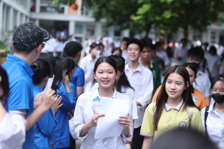 Chiều nay, học sinh lớp 10 bắt đầu làm thủ tục nhập học trực tuyến và trực tiếp