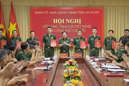 Bộ Chỉ huy Quân sự tỉnh An Giang trao quyết định về công tác cán bộ