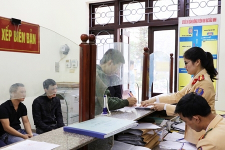 17 điểm tiếp nhận hồ sơ cấp đổi, cấp lại Giấy phép lái xe tại Công an các xã, phường sau sáp nhập