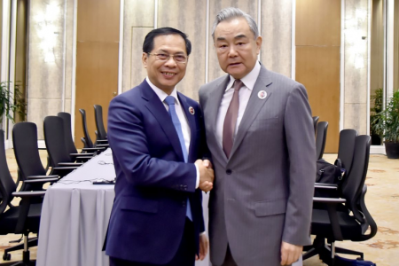 Bộ trưởng Ngoại giao Trung Quốc chúc mừng Việt Nam triển khai thành công cuộc cách mạng tinh gọn bộ máy