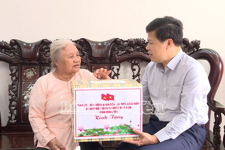 Lãnh đạo tỉnh Hưng Yên thăm, tặng quà người có công cách mạng