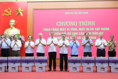 Supe Lâm Thao trao tặng xã Lâm Thao 30 bộ máy vi tính, máy in