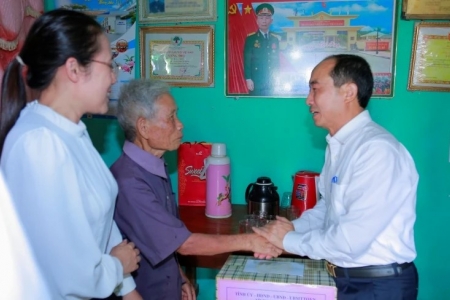 Phó Chủ tịch Thường trực HĐND tỉnh Thanh Hóa thăm, tặng quà các gia đình chính sách