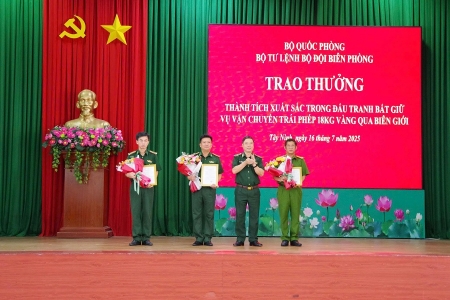 Trao thưởng thành tích trong đấu tranh bắt giữ vụ vận chuyển trái phép 18kg vàng qua biên giới Tây Ninh