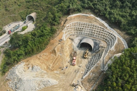 Hầm Đèo Ngang xuyên núi Hoành Sơn chính thức được khoan thông, nối Hà Tĩnh với Quảng Trị