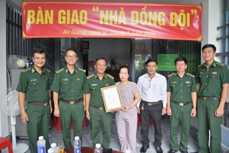 Bàn giao 7 căn “Nhà đồng đội” cho cán bộ Biên phòng tỉnh An Giang