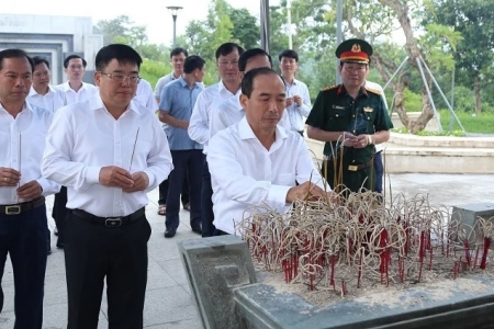 Đoàn đại biểu tỉnh Thanh Hóa viếng các anh hùng liệt sỹ hy sinh tại Chiến trường Điện Biên Phủ