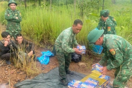 Gia Lai: Biên phòng bắt giữ 2 đối tượng vận chuyển 200kg pháo lậu qua biên giới