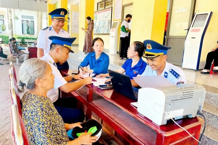 Tuổi trẻ Hải đội 102 hỗ trợ người dân địa phương tiếp cận dịch vụ công trực tuyến