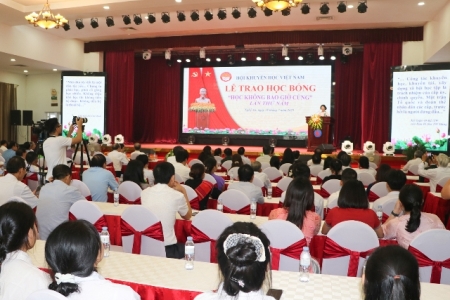 Lan tỏa tinh thần học tập suốt đời qua học bổng “Học không bao giờ cùng” được trao tại Nghệ An