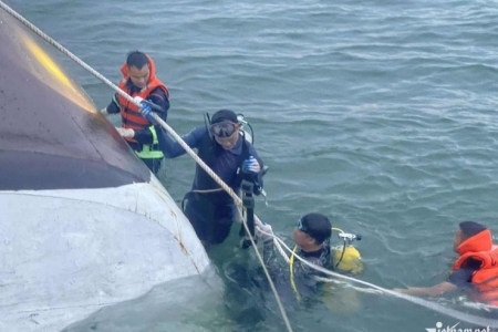 Huy động người nhái tìm hàng chục nạn nhân mất tích trong vụ lật tàu du lịch tại Quảng Ninh