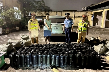 Quảng Ninh: Phát hiện xe chở 128 bình khí cười