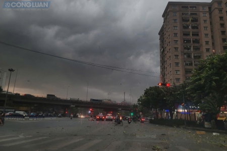 Hà Nội mưa to, gió lớn khiến nhiều cây xanh, xe máy bị quật đổ