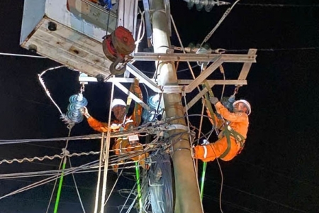 CBCNV Tổng công ty Điện lực miền Bắc hối hả khắc phục sự cố do giông lốc