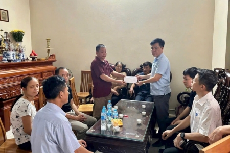 Thăm hỏi, động viên gia đình các nạn nhân vụ lật tàu ở Quảng Ninh