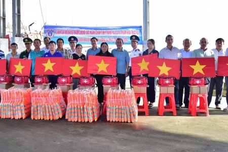 Bộ Tư lệnh Vùng Cảnh sát Biển 3 đồng hành cùng ngư dân tỉnh Vĩnh Long