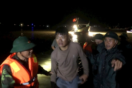 Tàu du lịch chở 30 du khách đi câu mực bị chìm đắm ở biển Thiên Cầm, Hà Tĩnh