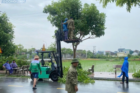 Không ngại mưa lớn, thanh niên Hưng Yên phối hợp các lực lượng ứng phó bão số 3