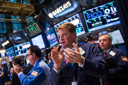 S&P 500 vượt ngưỡng 6,300 điểm, Nasdaq Composite lên 20,974.17 điểm - mức cao kỷ lục mới