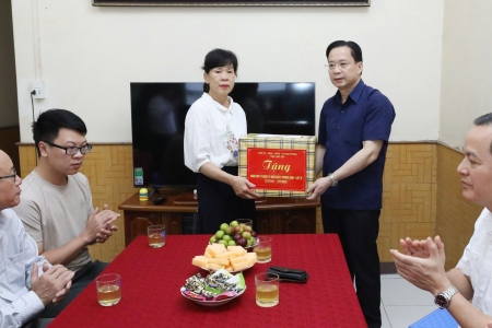 Bí thư Tỉnh ủy Lạng Sơn thăm, tặng quà gia đình chính sách, người có công